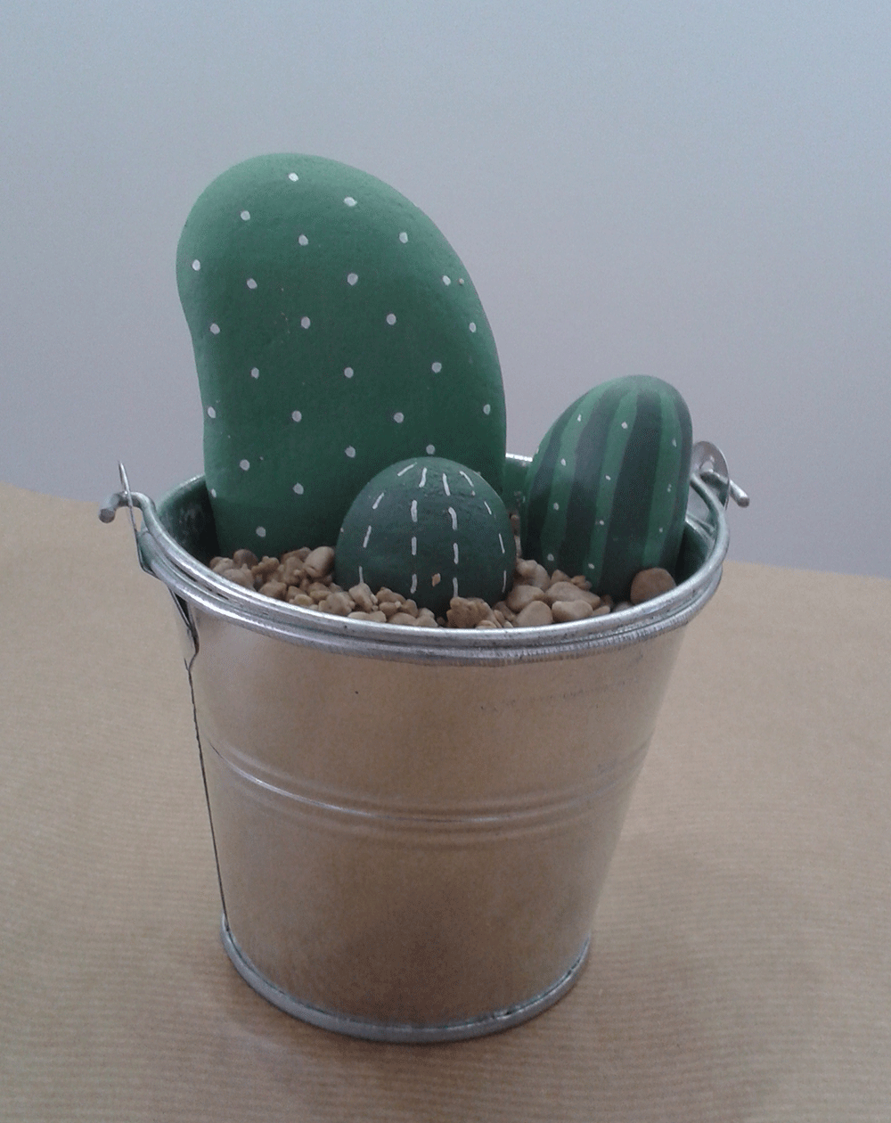 Cactus de piedras pintadas en cubo de zinc